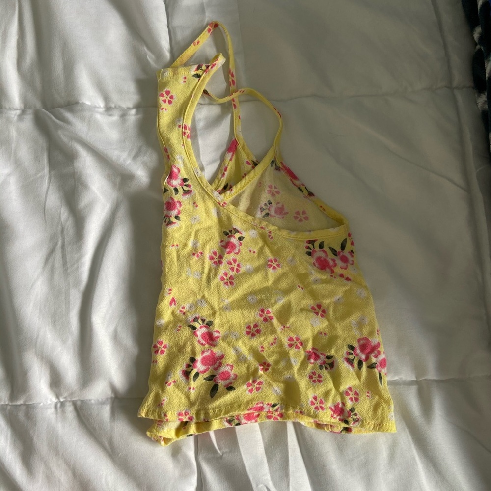 Cute summer yellow flow top!! - Picture 4 of 4
